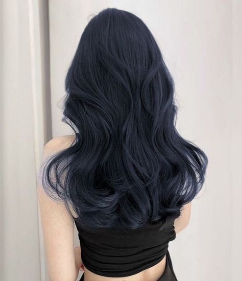 Black Hair That Looks Blue In The Sun, Midnight Blue Hair Aesthetic, Blue Tint Black Hair, Super Dark Blue Hair, Black Dark Blue Hair, Dark Blue Hair No Bleach, Deep Midnight Blue Hair, Really Dark Blue Hair, Very Dark Blue Hair