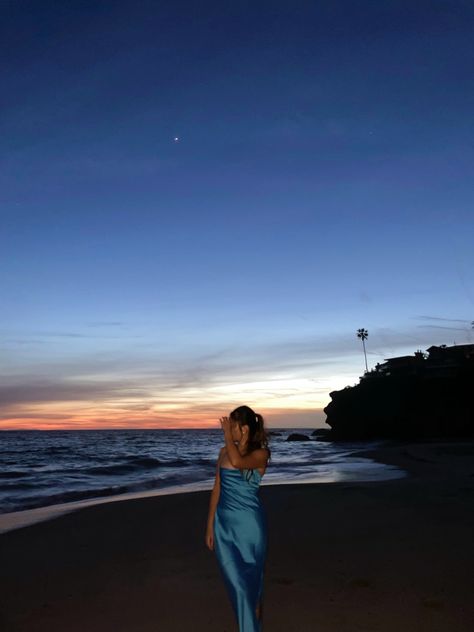 Squating Poses For Pictures, Beach Pictures Sunset Photo Ideas, Sunset Poses Picture Ideas, Beach Night Photos, Holiday Picture Ideas, Beach Girlie, Beach Night Outfit, Beach Dress Photoshoot, Beach Fotos