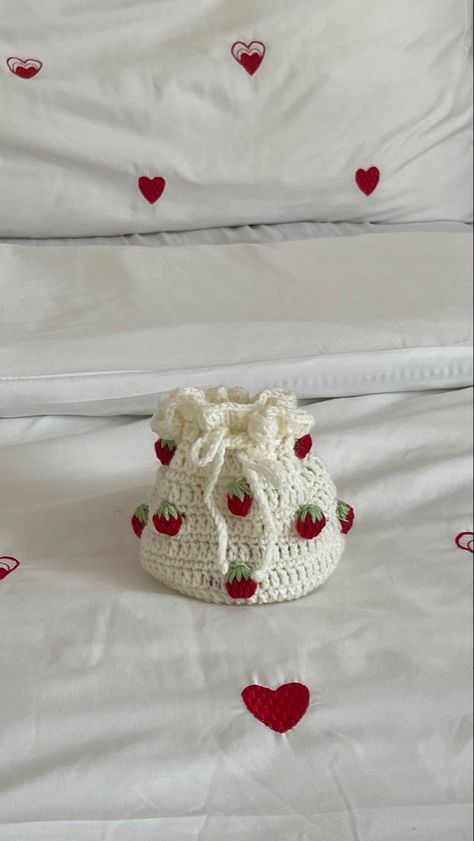 Crochet Strawberry Pouch Free Pattern, Simple Crochet Bag Pattern Free, Crochet Wear, Detail Couture, Easy Designs, Crocheted Bags, Bags Patterns, Bags Pattern, Crochet Fairy