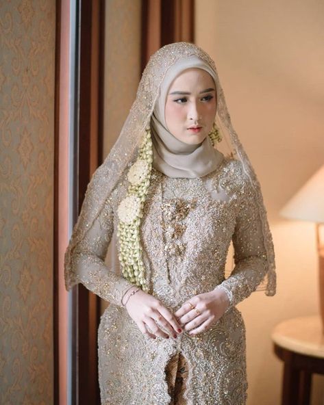 Kebaya Akad Nikah Muslim Jawa, Javanese Wedding Hijab, Wedding Jawa Hijab, Jawa Wedding, Saree With Hijab, Mix And Match Outfits Hijab, Javanese Wedding, Kebaya Wedding, Kebaya Modern Dress