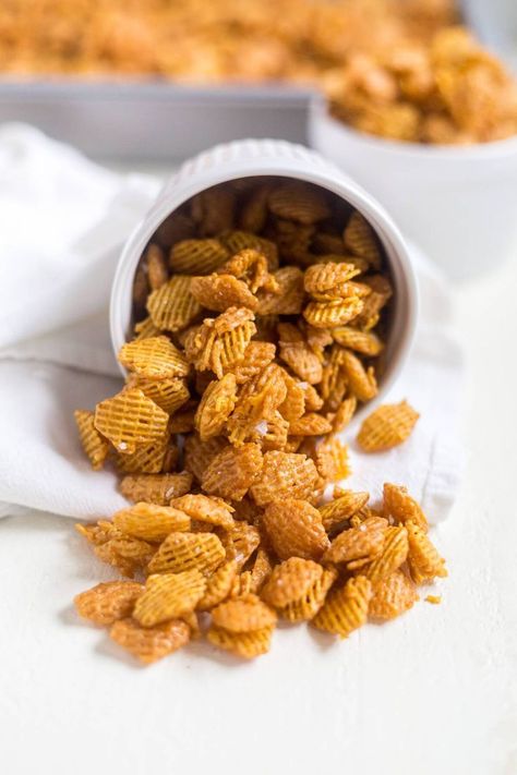 Seriously, this salted caramel crispix party mix is so addicting. You won't be able to take just one handful. This makes a big batch to share with friends and family, especially during the holidays. Carmel Crispix Mix Recipes, Caramel Crispix Recipe, Crispix Snack Mix Recipe, Crispix Snack Mix, Pretty Snacks, Caramel Chex Mix, Caramel Chex, Dips Appetizers, Party Mix Recipe