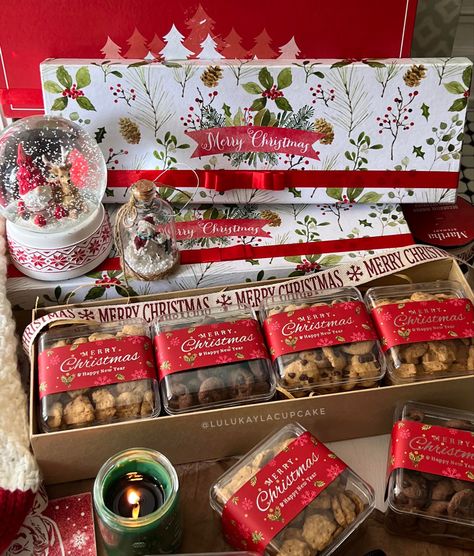 Christmas Food Hamper Ideas, Diy Christmas Hampers, Christmas Dessert Gifts, Christmas Food Hampers, Xmas Hampers, Food Hamper, Christmas Cookie Box, Christmas Brownies, Christmas Gift Hampers