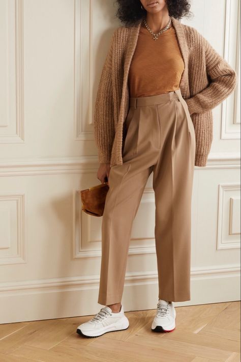 Light Brown Trousers Outfit Women, Tan Slacks Outfit Women, Light Brown Trousers Outfit, Tan Trousers Outfit, Earthtone Outfits, Korean Outfits Winter, Beige Trousers Outfit, Brown Trousers Outfit, Uniqlo Outfit