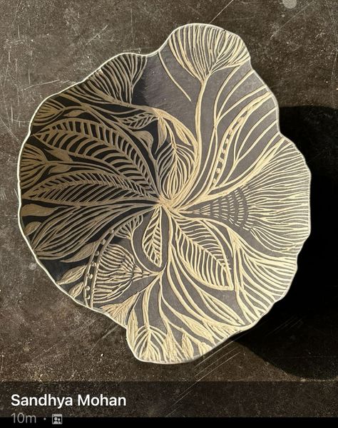 Scrafitto Ceramics Plates, Flower Sgraffito, Sgraffito On Plates, Ceramic Plates Sgraffito, Carved Plate Ceramic, Pottery Decoration, Plate Ideas, Slab Pottery, Carving Designs