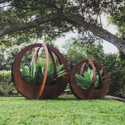 Amazing sculptural planters for making your garden stand out! Backyard Garden Landscape, Garden Stand, Metal Garden Art, Metal Planters, Garden Art Sculptures, Garden Care, Outdoor Sculpture, Garden Features, Easy Garden