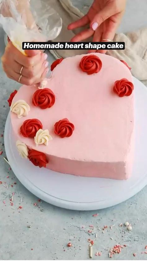 Learn how to bake a beautiful and delicious homemade heart-shaped cake with step-by-step instructions and easy decorating ideas from Food Fix Hack, perfect for any occasion. Galentines Party Heart Cake, Valentine’s Day Cakes Simple, Heart Cake For Valentines Day, Strawberry Cake Heart Shape, Round Cake To Heart Shape, Galentines Cake Decoration Ideas, Birthday Heart Decoration, Heart Shaped Cake How To, How To Make A Vintage Heart Cake