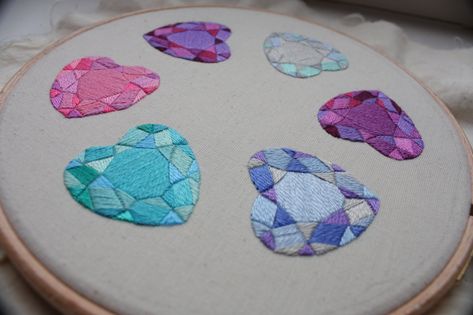 Crystal Embroidery Designs, Stitch Things, Hand Embroidered Jewelry, House Hacks, Embroidery Tips, Crystal Embroidery, Hand Crafts, Bead Embroidery Patterns, Sewing Embroidery Designs