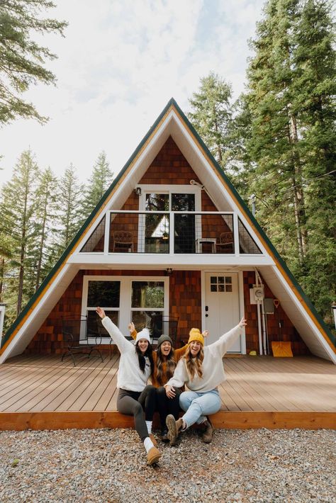 Girls trip to the Sunshine Retreat: Cabins in Washington State Girls Cabin Weekend Ideas, Cabin Trip Aesthetic, Cabin Girls Trip, Cabin Photoshoot, Themed Airbnb, Unique Cabins, Hunter Birthday, Hobbit Homes, Fall Cabin