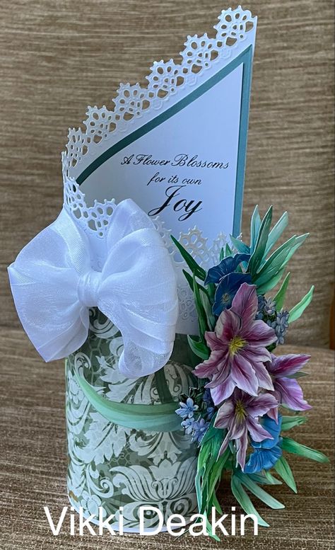 Fancy Vases, Vase Cards, Fan Card, Pretty Gift Wrapping Ideas, Paper Flower Arrangements, Tattered Lace Cards, Paper Vase, Simple Gift Wrapping, Shaped Cards