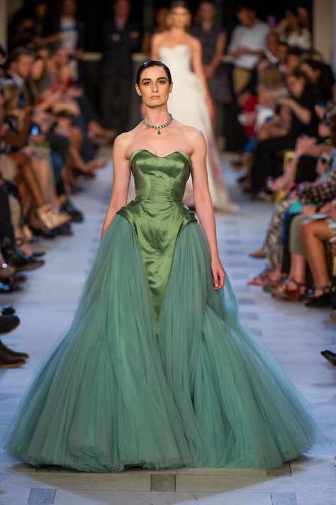 Zac Posen Spring 2013 Ready-to-Wear Fashion Show Collection: See the complete Zac Posen Spring 2013 Ready-to-Wear collection. Look 36 Zac Posen Dress, Fashion Show Poster, Runway Gowns, Vogue Russia, Zac Posen, Gorgeous Gowns, Beautiful Gowns, Fancy Dresses, Primavera Estate