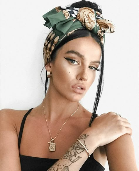 Sammi Jefcoate Hair Scarf Tutorial, Silk Hair Wrap Styles, Silk Bandana Hairstyles, Soph Floyd, Festival Hairstyles, Hair Scarf Styles, Head Scarf Styles, Bandana Hairstyles, Hair Wraps