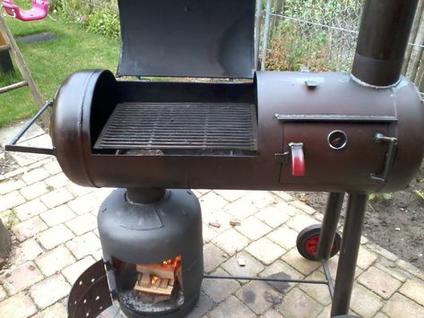 Gas Bottle Bbq, Custom Bbq Grills, Gas Bottle Wood Burner, Build A Smoker, Custom Bbq Smokers, Bbq Pit Smoker, Diy Smoker, Homemade Smoker, Bbq Grill Smoker