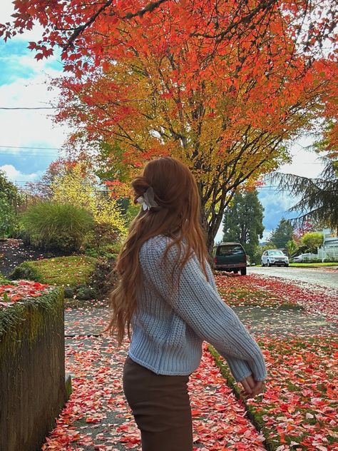 Fall Trees Photoshoot, Fall Insta Pic Ideas, Cozy Academia Outfit, Fall College Aesthetic, October Fits, Fall Fits Aesthetic, Hair Clips Aesthetic, Inspo Poses, Aesthetic Post