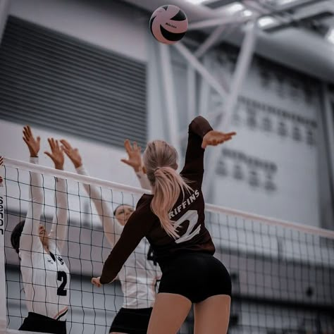 Volleyball Hitter, Sporty Girl Aesthetic, Volleyball Images, Volleyball Team Pictures, Sports Photoshoot, Professional Volleyball, Volleyball Photography, Volleyball Senior Pictures, Volleyball Wallpaper