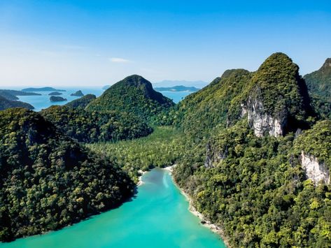 Read everything you need to know about Langkawi Island in Malaysia in this travel guide! With the best restaurants, hotels and nicest sights on Langkawi! Langkawi | Langkawi Malaysia | skibridge langkawi | island hopping langkawi | hotels langkawi | langkawi sights | blog Langkawi | Langkawi beach | beaches malaysia | beach location malaysia | waterfall Langkawi Langkawi Beach, Pulau Langkawi, Malaysia Resorts, Langkawi Island, Langkawi Malaysia, Travel Malaysia, Beach Location, George Town, Malaysia Travel