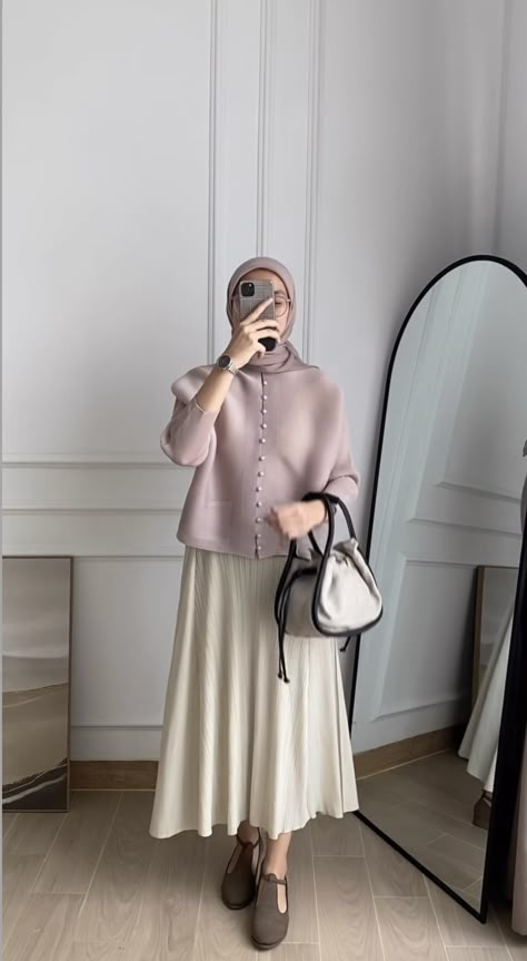 Office Skirt Outfit, Korean Style Hijab, Outfits Muslim, Rok Outfit, Ootd Hijab Casual, Fashion Identity, Hijab Style Tutorial, Hijab Trends, Style Hijab