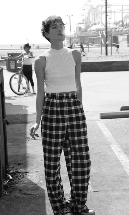 90s Androgyny, Check Pants Women, Tar Style, Women Wearing Mens Clothes, Checkered Clothing, Heather Kemesky, 90s Trousers, 90s Fashion Summer, Oversized Trousers