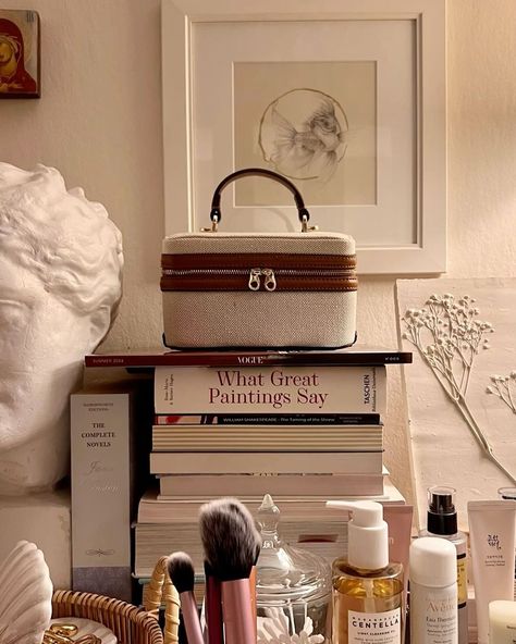 Packing for a trip? A vanity bag is a go-to for all your beauty essentials 🔥💅♥️ #TravelMustHave #BeautyOnTheGo #VanityBag *Photo via Internet Classy Desk, Beauty Desk, Packing For A Trip, Work Desk Decor, Desk Styling, Desk Inspo, Desk Inspiration, Big Desk, Vanity Bag