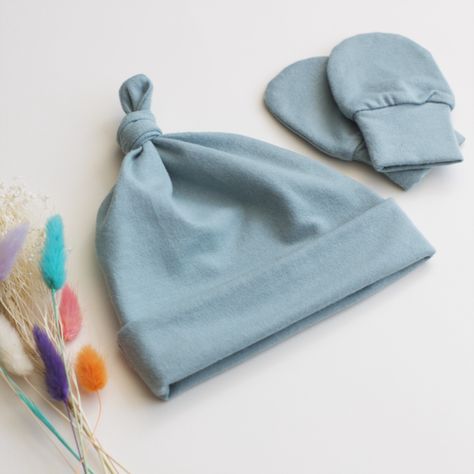 New baby knot hat and scratch mitt set to keep those precious little heads warm and cosy. Baby Knot Hat, Newborn Baby Hats, Gender Neutral Baby Clothes, Baby Hat, Baby Boy Gifts, Newborn Gifts, Baby Clothing, Baby Hats, New Baby