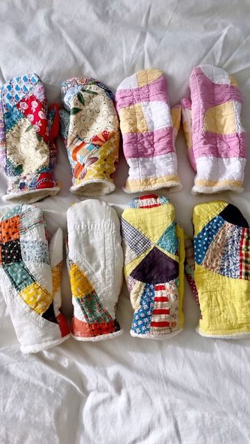 Easy Winter Sewing Projects, Quilt Upcycle Ideas, Winter Sewing Projects Clothes, Diy Sewn Christmas Gifts, Quilted Mittens Pattern, Christmas Sewing Gift Ideas, Quilted Mittens, Sewing Mittens, Upcycle Quilt