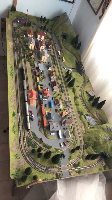 Hornby Trains Layouts, Train Layout Ideas, Model Trains Ho Scale, Model Train Display, N Scale Train Layout, N Scale Layouts, Ho Train Layouts, Model Train Table, Electric Train Sets