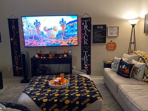 Small Living Room Halloween Decor Ideas, Halloween Tv Decoration, Halloween Decorations Studio Apartment, Tv Wall Halloween Decor, Halloween Decorations Tv Stand, Halloween Decor Entertainment Center, Tv Stand Halloween Decor Ideas, Tv Stand Halloween Decor, Living Room Halloween Decor