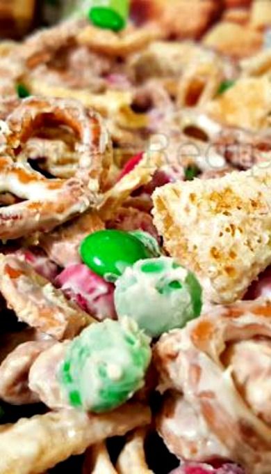 Graham Cracker Reindeer, Reindeer Crunch, Reindeer Graham Cracker Snack, Reindeer Desserts, Reindeer Crunch Recipe, Reindeer Cracker Snack, Reindeer Trail Mix Christmas Snacks, Christmas Crackcrack, Gram Cracker Christmas Bark