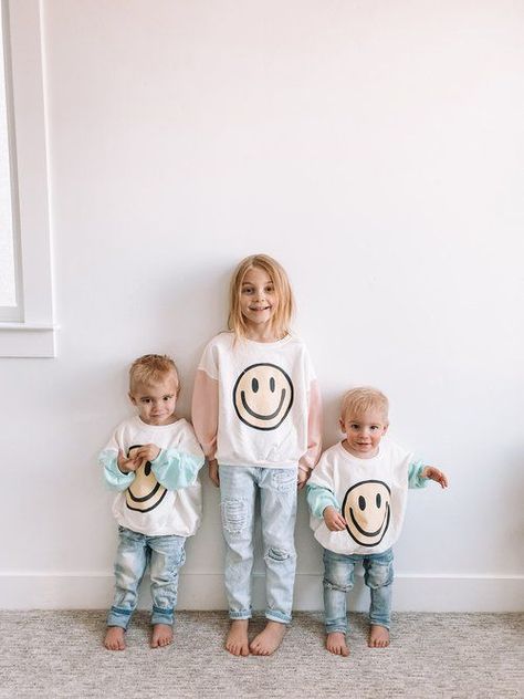 Kids Smiley Face Sweatshirts Daughter Style, Face Family, Mother Daughter Fashion, Mother Daughter Outfits, Cute Instagram, Baby Girl Outfit, Instagram Reel, Mommy Blog, Mommy And Me Outfits