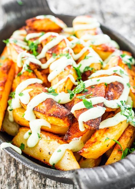 Roasted Potatoes with Garlic Aioli Crispy Potato Wedges, Vegan Recipes Videos, Garlic Aioli, Vegan Gluten Free Recipes, Potato Wedges, Good Healthy Snacks, My Idea, Gifts For Coffee Lovers, Easy Healthy Breakfast