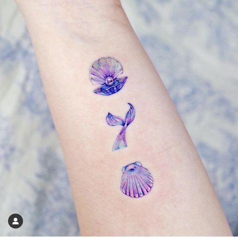 Spring Tattoo, Sister Tats, Seashell Tattoo, Pearl Tattoo, Small Back Tattoos, Korean Tattoo Artist, Seashell Tattoos, Ocean Tattoo, Famous Tattoo Artists