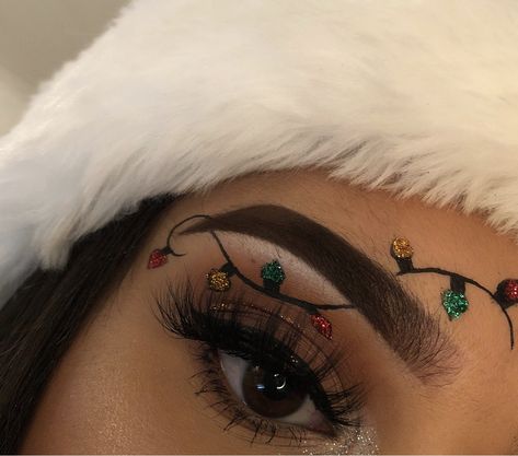 Christmas Lights Eyeshadow, Christmas Work Makeup, Makeup Inspo For Christmas, Soft Christmas Makeup, Christmas Light Makeup Look, Red Christmas Eyeshadow Looks, Red Christmas Eyeshadow, Christmas Lights Eyeliner, Eye Makeup For Christmas