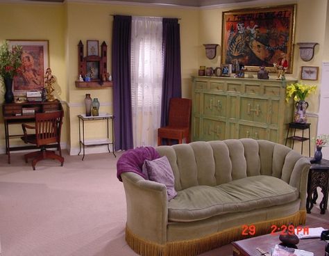 Phoebe's apartment on the TV show Friends 2 Phoebe Apartment Friends, Phoebe's Apartment Friends, Friends Apartment Inspiration, Dharma Greg Apartment, Phoebe Buffay Apartment, 90s Apartment New York, Friends Inspired Decor, Friends Inspired Room, Phoebe's Apartment