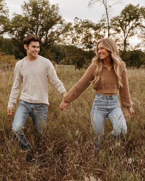 Fall Couple Outfits, Senior Sunset, Fall Couple Pictures, Fall Couple Photos, Fall Photo Shoot Outfits, Engagement Picture Outfits, Cute Engagement Photos, Couple Engagement Pictures, Couples Outfit