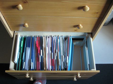 Converting dresser drawers to a filing drawer. File Drawer Organization, Diy Desk With Drawers, Diy File Cabinet, Desk Makeover Diy, Office Break Room, Office Organization Files, Office Organization At Work, File Cabinet Desk, Drawer Organization