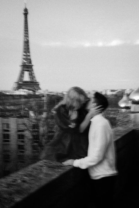 Aethstetic Couple, Aesthetic Couple Pfp, Ensemble Couple, Couples Aethstetic, Paris Couple Pictures, Couples Wallpaper, Couples Pfp, Goal Couple, Paris Engagement Photos