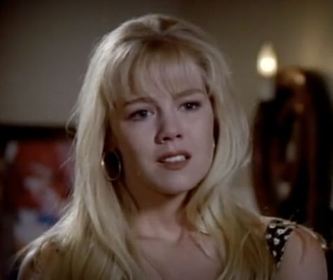 90s bangs Groovy Mal Hair, 90s Bubble Bangs, 90s Hair With Bangs, Bubble Bangs, Bangs 90s, 90s Bangs, 1990s Hair, 2000s Shows, Jennie Garth