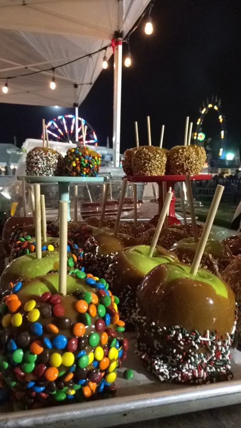 Candied Apple Bar, Caramel Apple Aesthetic, Biggie Aesthetic, Candy Apple Bars, Gourmet Candy Apples, Taffy Apple, Candied Apples, Gourmet Caramel Apples, Caramel Apples Homemade