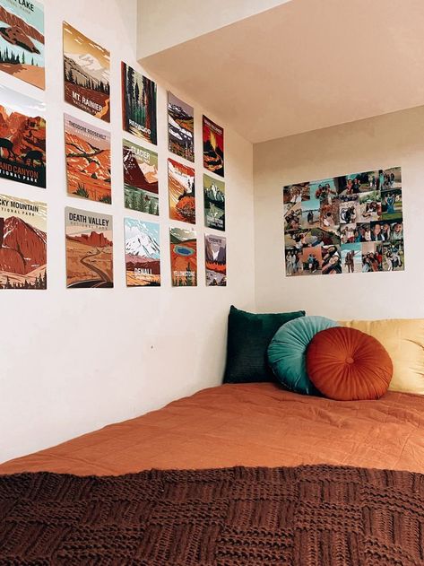 Granola Girl Room Aesthetic, Granola Girl Room, Girl Room Aesthetic, Dorm Room Themes, Sorority Room, Dorm Themes, Dorm Room Decor Ideas, Beautiful Dorm Room, Blue Dorm