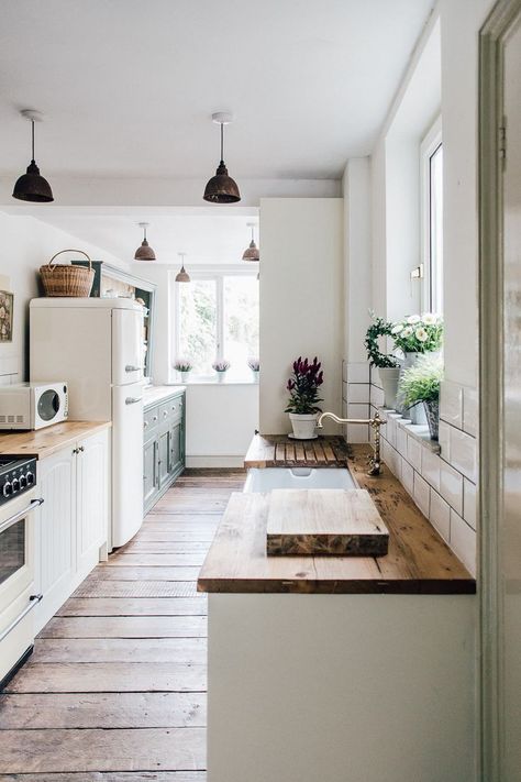 Farmhouse minimalist kitchen with wood flooring, white cabinets, and butcherblock countertops! Butcherblock Countertops, Interior Design Living Room Warm, Dapur Rustic, Model Dapur, Kitchen Design Color, Neutral Kitchen, Cottage Kitchens, Minimalist Kitchen, Home Design Decor