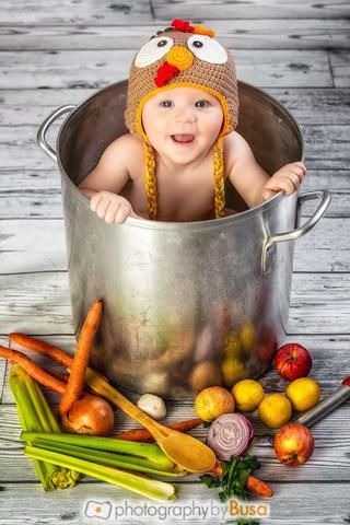 Five great poses for showing what you're most grateful for this Thanksgiving. Thanksgiving Baby Pictures, Fall Baby Pictures, Photo Bb, Foto Newborn, Thanksgiving Photos, Thanksgiving Pictures, Baby Calendar, Baby Photoshoot Boy, Thanksgiving Baby