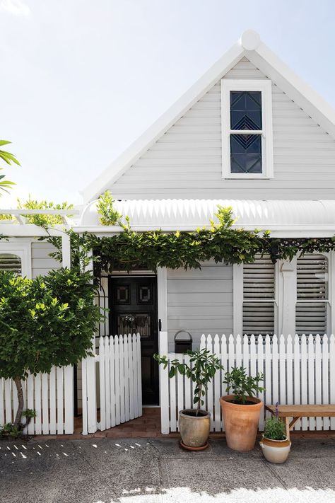 This late 1800s colonial weatherboard home exterior features gorgeous period details, such as the picket fence and bullnose verandah. Contemporary Colonial, Weatherboard House, Mcm House, Wild Garden, Cottage Exterior, White Cottage, Coastal Farmhouse, Australian Homes, English Translation