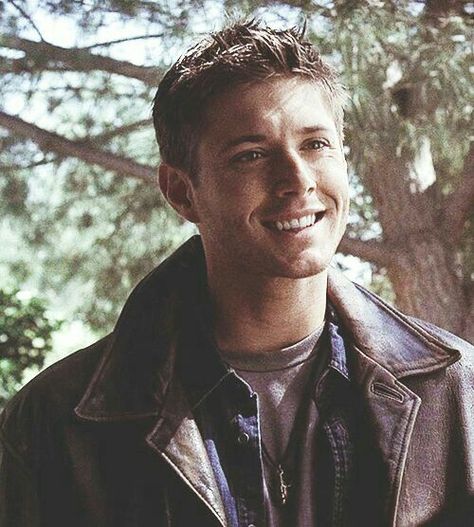 Dean Winchester Happy Season 1 Dean Winchester Season 1, Baby Supernatural, Emmanuelle Vaugier, Jensen Ackles Supernatural, Supernatural Wallpaper, John Winchester, Supernatural Jensen, Supernatural Dean Winchester, Winchester Supernatural