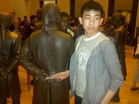 10+ Times People Took Posing With Sculptures To Another Level Fun With Statues, Funny Statues, Creative Poses, People Poses, Funny Times, 웃긴 사진, Cool Poses, Chuck Norris, Benjamin Franklin