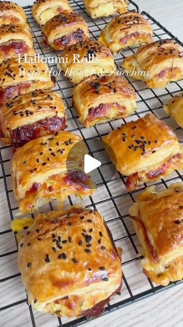 Pastry Filling, Xmas Appetizers, Puff Pastry Recipes Savory, Christmas Food Crafts, Puff Pastry Filling, Savory Tart, Pastry Tart, Pastry Sheets, Puff Pastry Recipes