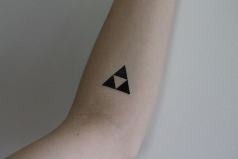 Liten Tri-force Triforce Tattoo, Nintendo Tattoo, Tattoo Ideas For Guys, Zelda Tattoo, Gamer Tattoos, Pink Tattoo, Fan Tattoo, Sister Tattoo, Triangle Tattoos