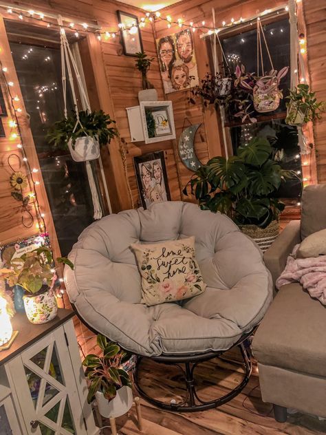 cute plants warm light aesthetic grey tones greenery Papasan Chair Living Room, Reading Nook Chair, Modern Furniture Design, Relaxation Station, Corner Ideas, Chill Room, Bloxburg Room, Reading Area, Smart Ideas