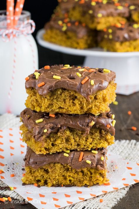 Pumpkin Nutella bars - These easy pumpkin oatmeal bars have a Nutella glaze that make them so good! Perfect treat any time of day! Pin this recipe from @ChallengeButter 's "Pin a Recipe, Feed a Child" board and it will donate a meal to #UNICEF for a child in need (up to 75,000 meals.) Please join us in the fight to end childhood malnutrition. More than 3 million lives are lost each year to this treatable and preventable crisis. #pinarecipefeedachild #challengebutter Nutella Glaze, Fall Eating, Pumpkin Oatmeal Bars, Nutella Oatmeal, Nutella Bars, Easy Pumpkin Oatmeal, Nutella Bar, Savory Pumpkin Recipes, Pumpkin Eater