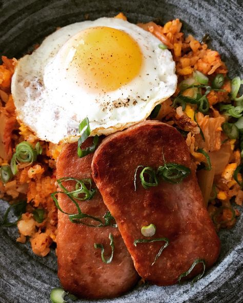 Have you seen noreetuh’s secret-ish takeout menu? This Spam and Kimchi Fried Rice with a Sunny Side Egg is cooked with our kimchi made in… Rice With Egg, Spam Fried Rice, Fried Rice With Egg, Cheese Rice, Kimchi Fried Rice, Korean Dishes, Healthy Groceries, Egg Toast, Fried Egg