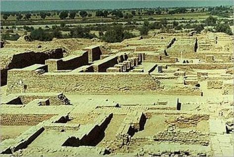 Indus valley civilization thrived 4000 years ago, but around 1500 BC it suddenly disappeared. This hub describes the ancient urban culture known also as Harrapan civilization and characteristic features of Mohenjo-Daro. Harrapan Civilization, Theravada Buddhism, Mohenjo Daro, Monumental Architecture, Indus Valley Civilization, Ancient India, Ancient Aliens, San Lorenzo, Lost City