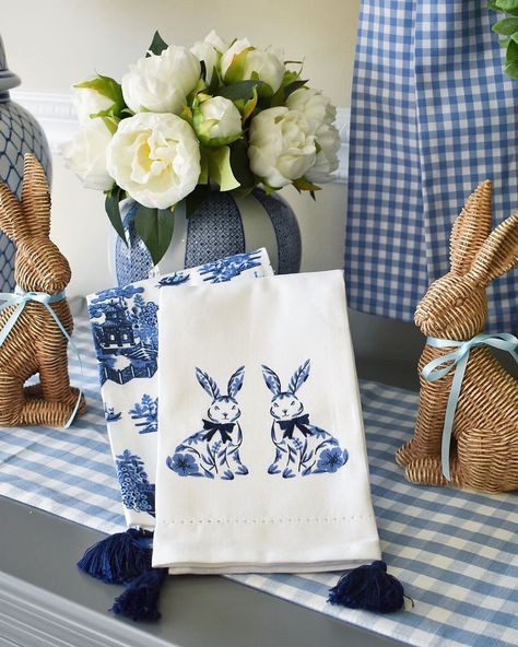 🌿💙🐰💙🌿 Sharing this adorable set of two Chinoiserie towels. The first one is featuring Bunnies and Blue Willow is the second design. I just received word that the striped jar in the background should be in around March. You can add your email to be notified. Also returning soon our the Basket Weave Bunnies in Natural. If you are interested, add your email for that as well! The pink and white bunnies have arrived already. 🌿💙🐰💙🌿 Tap the photo to shop 🛍 and FREE 📦shipping on all orders over $35... Blue And White Tablescapes, Blue White Kitchens, Blue Willow Pattern, Blue And White Living Room, White Bunnies, Blue And White Chinoiserie, Staffordshire Dog, Willow Pattern, Spring Set